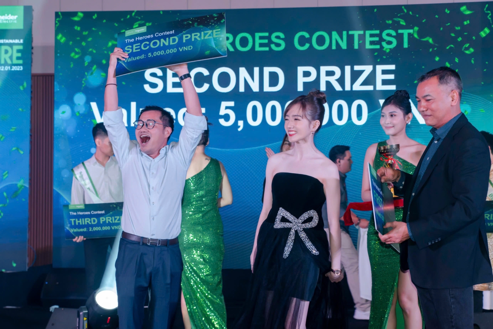 SCHNEIDER ELECTRIC - LEADING TOWARDS A SUSTAINABLE FUTURE 